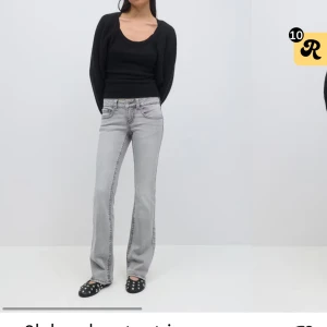 Grå bootcut jeans - Snygga grå bootcut jeans med låg midja och dekorativa bakfickor med knappar. Perfekta för en stilren look. Knappt använda Max 5 ggr! Från Gina, skriv privat för bild 