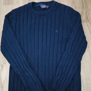 Mörkblå tröja från morris - Sjukt fet kabelstickad tröja från morris. Strl S. Den är i jättebra skick och har en normal passform. Sjukt clean och går att styla till riktigt feta outfits. Hör gärna av dig vid minsta fundering!