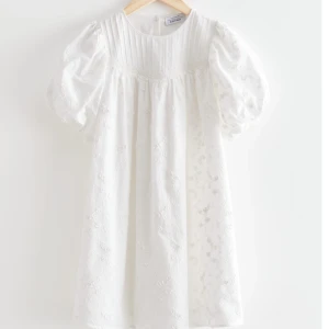 Slutsåld & other stories klänning 💕 - Köpt för ca 2 år sen i Rom men helt oanvänd! Köpte för 900kr, säljer för 700. Den är helt slutsåld på & Other stories hemsida!!