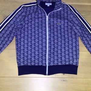 Lacoste Monogram  - Säljer min Lacoste Zip med det ikoniska Monogram mönstret. Den är ca 2 månader gammal köpt för 2200 och säljer eftersom den är för liten. Inga skador alls den är som ny 