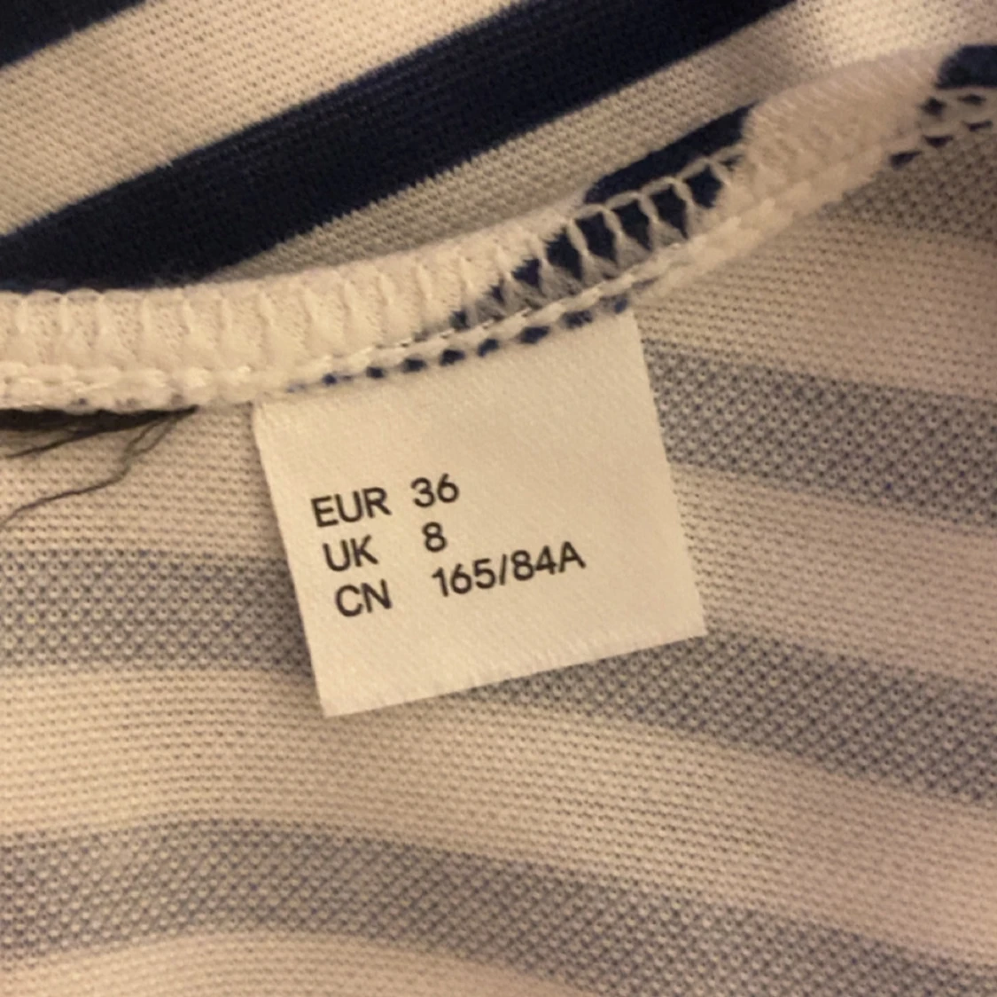 Randig klänning i blått och vitt - 2