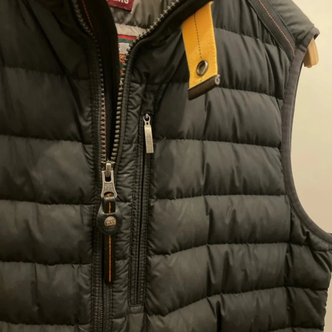 Svart dunväst från Parajumpers - 2