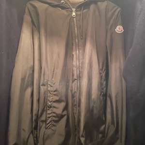 Moncler windbreaker  - Tjena säljer denna eftertraktade moncler windbreaker i 9/10 skick där av en liten defekt som man ser på sista bilden! | Nypris ligger på ungefär 9000kr och mitt pris på ändats 3499kr | Storlek 1 och sitter som en S