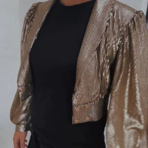 Guldig bolero - Säljer en guldig bolero i strl xs, men skulle även passa en s-m💕