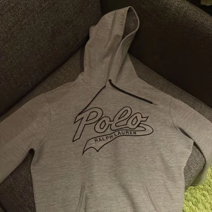 Ralph Lauren Hoodie - En snygg och stilren hoodie från Ralph Lauren. Passar de flesta tillfällen. Loggan är broderad på bröstet och det är inga defekter osv på tröjan