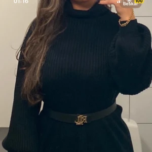 Svart stickad klänning - Snygg svart stickad klänning med lång ärm. Storlek M men passar S också 