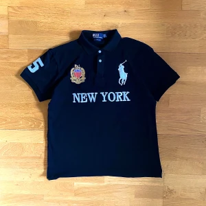 Chief Keef Polo - Den är i bra skick och har en bra passform. Den passar perfekt för våren och för den kommande sommaren. Jag är osäker på om den är âutentisk eller ej, därav priset. Kontakta mig om du har några frågor eller om du vill ha några fler bilder.