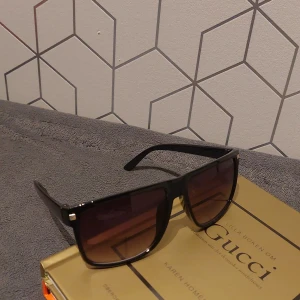 Svarta Solglasögon  - Snygga svarta solglasögon med mörk lila glas. Helt nya