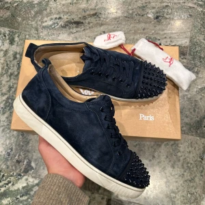 Christian Louboutin sneakers - Ett par fina loubs i storlek 41, allt ingår såsom extra spik, snören och låda! Skorna är i bra skick och självklart äkta!