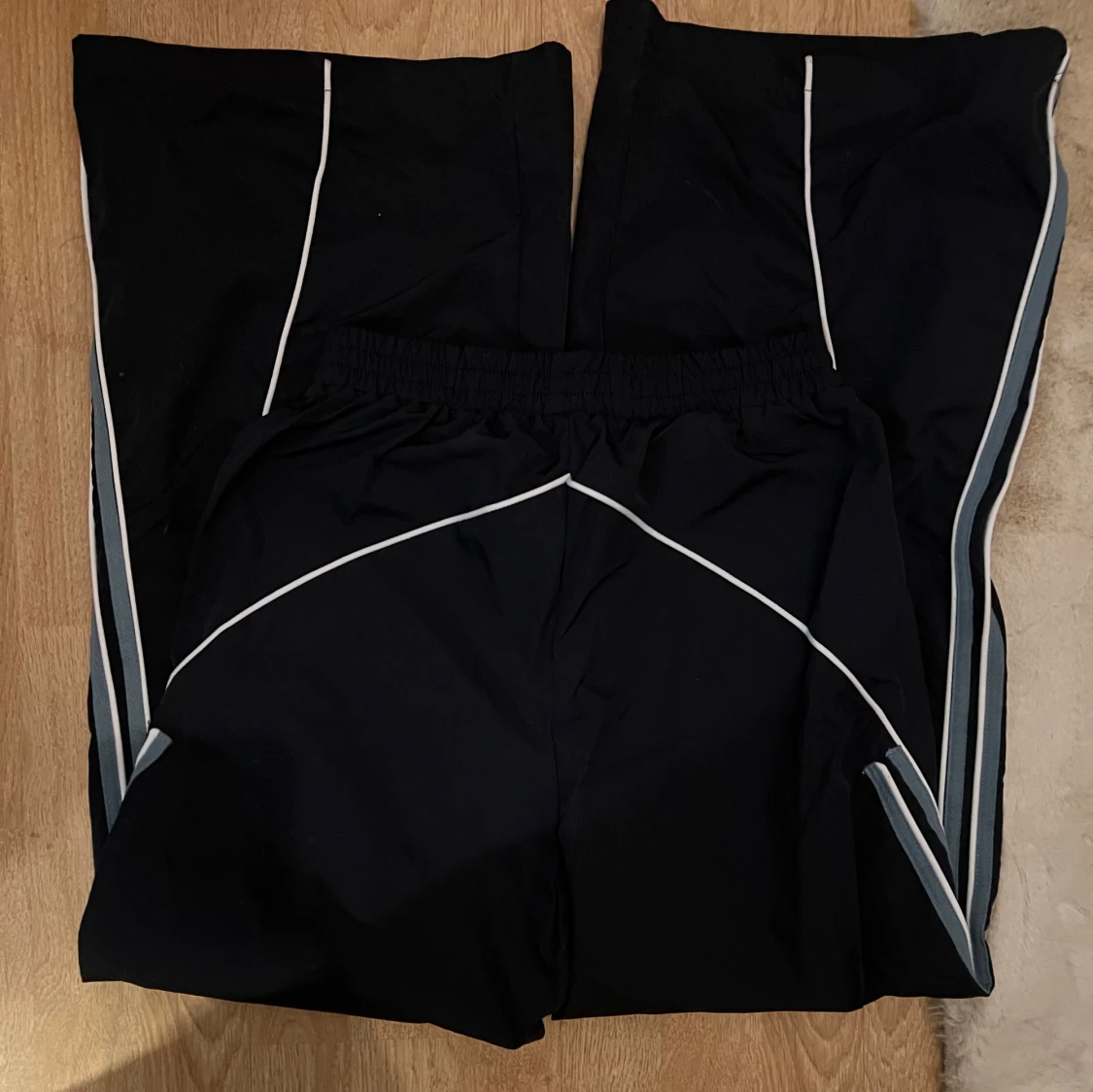 Mörkblåa träningsbyxor med mönster - 2