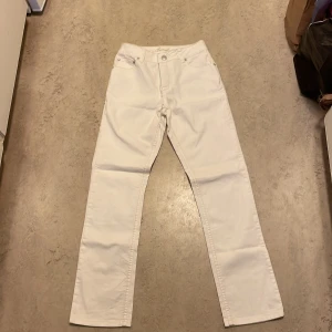 Vita jeans från Flach  - Säljer ett par naturvita jeans i storlek 36. Det är     modell Brenda. 💕
