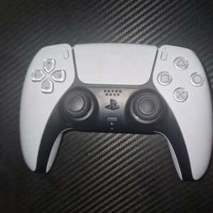 Ps5 kontroll  - Relativt ny och fungerar bra.