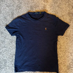 Polo Ralph Lauren T-shirt - Polo Ralph Lauren T-shirt i bra skick. Storleken är S och custom slim fit. Om ni har frågor är det bara att kontakta mig.
