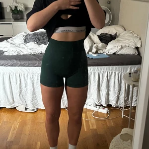 Gymshorts - Aldrig använda💕💕 så snygga med scrunch i rumpan, har även i blå och svarta; skriv för bild😍😍