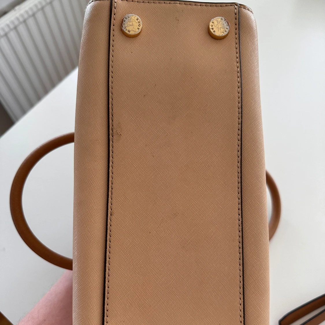 Beige och vit handväska från Michael Kors - 3