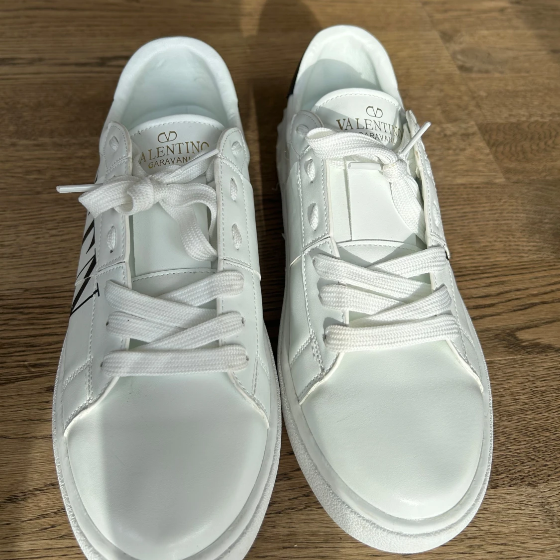 Vita sneakers från Valentino  - 4