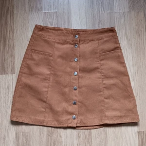 Mockakjol - Mockakjol från H&M med framfickor! Säljes då den böivit för liten. I väldigt bra skick🌻 [bara att skriva om frågor eller fler bilder!]