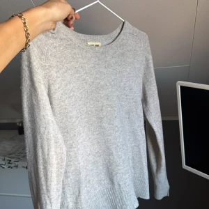 Grå kashmirtröja från Soft Goat - Säljer en grå kashmirtröja från Soft Goat i storlek XS!