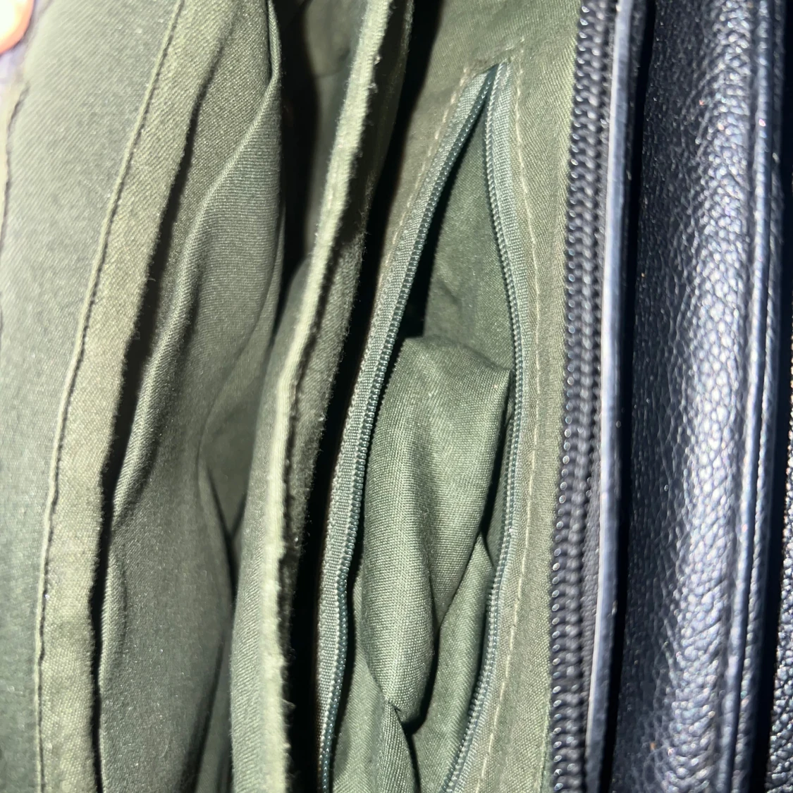 Svart quiltad axelväska med stjärndetalj - 2