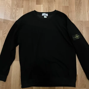 Svart tröja från Stone Island - Snygg svart tröja från Stone Island | Storlek M | Skick 10/10.