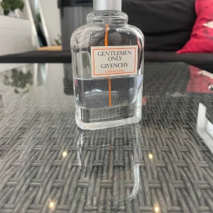 Gentlemen Only Casual Chic från Givenchy - Säljer en flaska Gentlemen Only Casual Chic från Givenchy. Parfymen kommer i en elegant, genomskinlig glasflaska med en stilren etikett och ett silverfärgat lock med Givenchys logotyp. Perfekt för den stilmedvetne mannen.