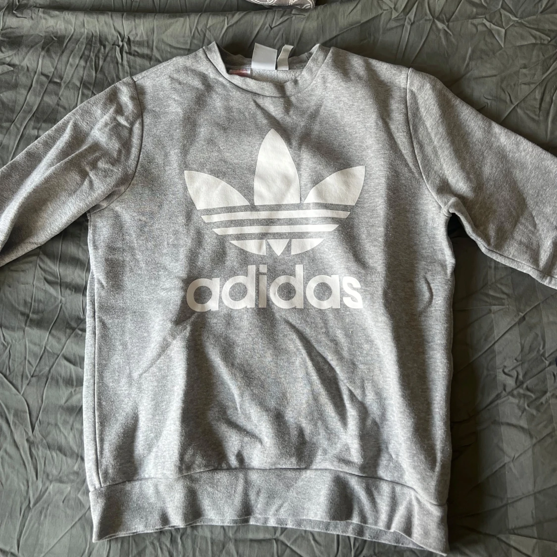 Grå sweatshirt från Adidas