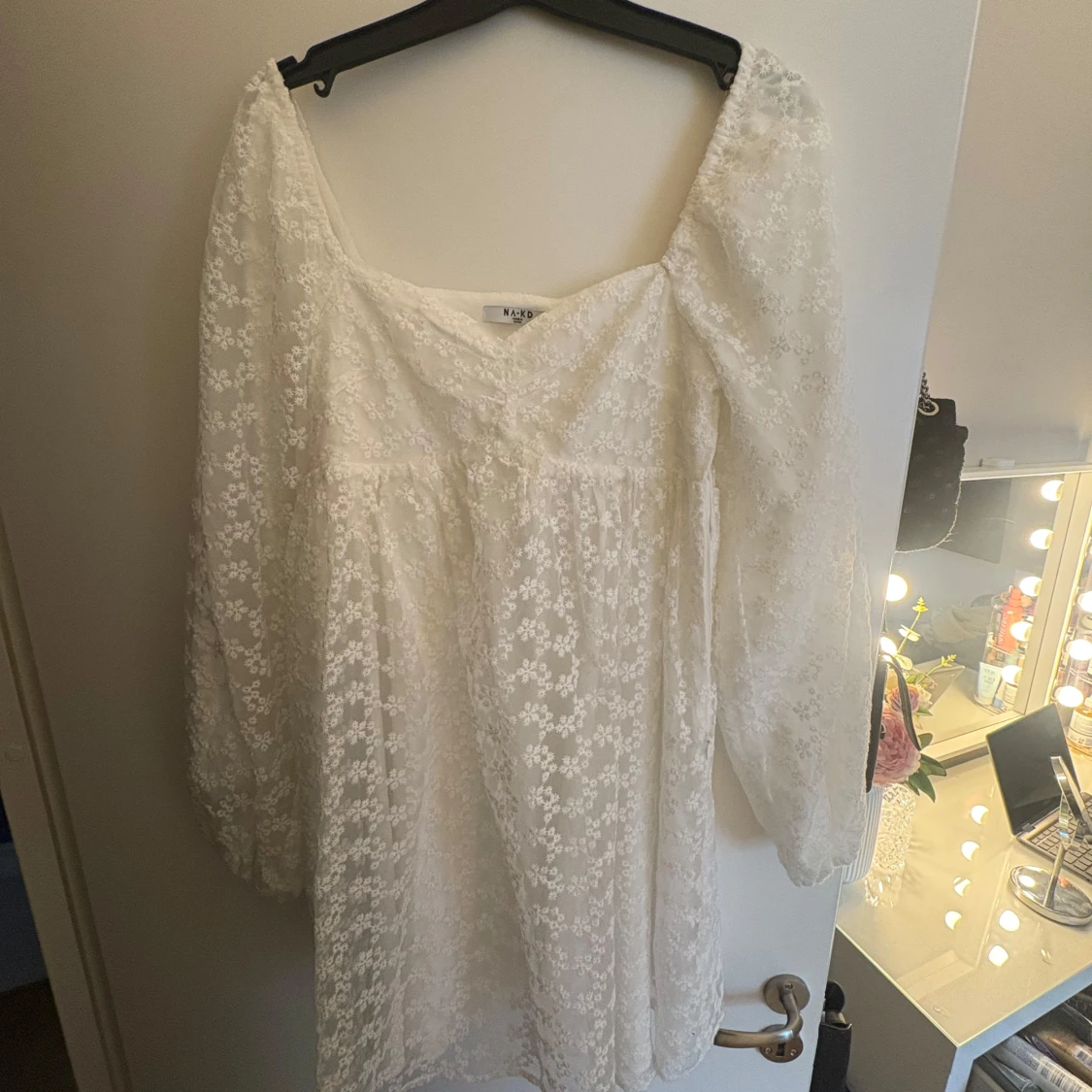 Vit blommig klänning från NA-KD - 2