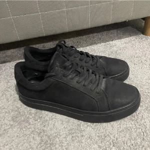 Vagabond Skör - Stilrena skor frän Vagabond, helt ok skick. De är svarta och i storlek 41 men väldigt stora i storleken. Passar nog 42.5.😁