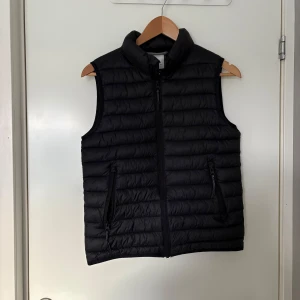 dunväst  - Svart dunväst från Intersport. Inga defekter, är så gott som ny! Pris kan diskuteras 