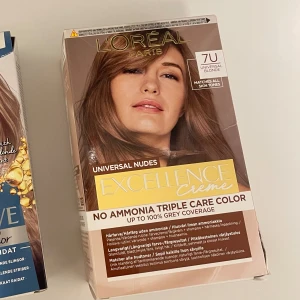 L'Oréal Paris hårfärg  - Hårfärg från L'Oréal Paris i nyansen 7U Universal Blonde. Denna ammoniakfria hårfärg erbjuder trippelvård för ditt hår och ger upp till 100% grå täckning. Passar alla hudtoner och innehåller vårdande ingredienser för att skydda och stärka håret under färgningen. Säljer eftersom jag köpte fel färg💕