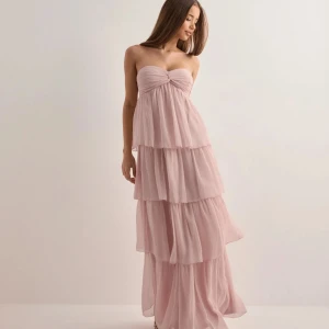 Rosa balklänning  - Jätte fin klänning från Nelly! Passar till bla bal och mycket mer. Aldrig använt!💗💗