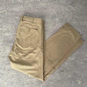 Byxor från Ralph Lauren - Tjo! Säljer dessa chinos från Ralph Lauren. De är storlek 30/30 men borde även passa en storlek upp och ner då de är stretch. De är även i bra skick. De fungerar både i en formal miljö men även i vardaglig änvändning. Om det finns frågor är det bara att ställa de!