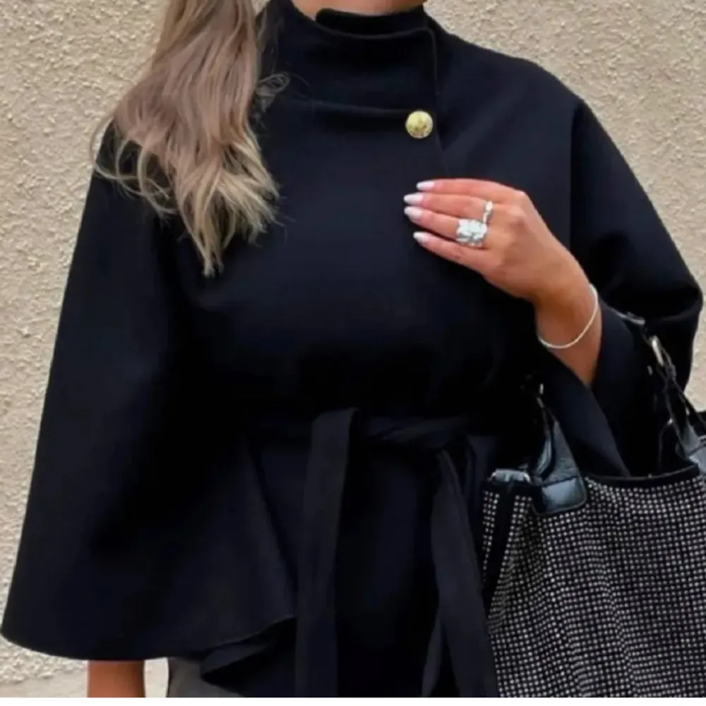 Skit snygg svart poncho blair från missay i svart, storlek ONE SIZE, nyskick, säljs för 600kr. Takit.