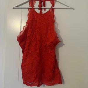 Linne/topp - Jättefin topp som endast är prövad. Var inte min stil så därav säljer jag den nu. Hel och fräsch!