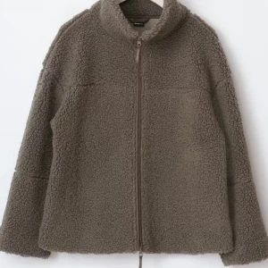 Brun teddyjacka med dragkedja - Mysig brun teddyjacka med dragkedja framtill. Jackan har en hög krage och långa ärmar. Säljer då jag ville ha den lite större, den är endast testad 1 gång och har även prislapp kvar (Den är slutsåld på Gina)