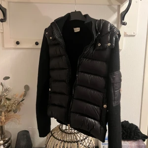 Moncler cardigan  - Moncler cardigan storlek S, äkta, jackan är inte används så mycket, den är i ganska bra skick! 