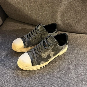 Valentino Camo Sneakers - Säljer ett par ovanliga skor av Valentino i mycket fint skick. Size 41/42, endast skorna. Hör av er vid funderingar!