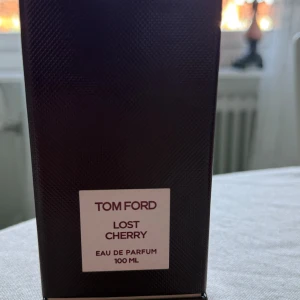Tom Ford lost cherry - Tom Ford Lost Cherry (100 ml)  Säljer en Tom Ford Lost Cherry 100 ml, endast testad en gång och i nära nyskick. Både flaska och förpackning är i perfekt skick.  Lost Cherry är en lyxig och sensuell doft med söta körsbär, mandel och varm vanilj – en unik parfym som sticker ut och passar både till vardags och speciella tillfällen.  Vid frågor eller intresse, tveka inte att höra av dig!