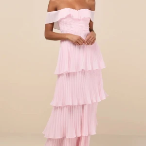 Ljusrosa offshoulder klänning - SÖKER!!!! Rosa klänning från lulus i storlek xs eller s!!! Hör av er!!💞