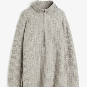 Grå stickad oversized tröja med dragkedja - Mysig grå oversized stickad tröja med kabelstickat mönster och dragkedja framtill 💞 väldigt varm