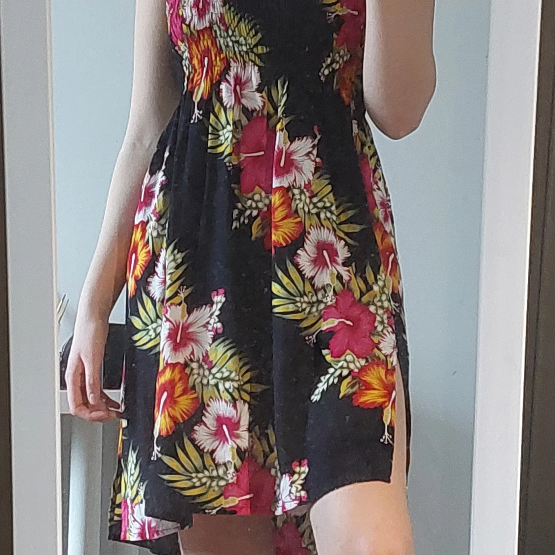 Blommig axelbandslös klänning - 4