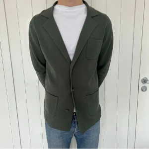 John Henric kavaj - Säljer denna John Henric kavaj. Riktigt snygg och väldigt bra skick! Hör av er om ni har frågor!