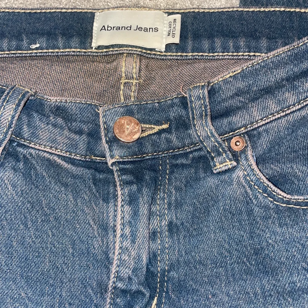 Snygga blå jeans från Abrand Jeans i modellen A '99 Low Straight. De har en klassisk femficksdesign och låg midja. Perfekta för en avslappnad stil med en rak passform.. Farkut & Housut.