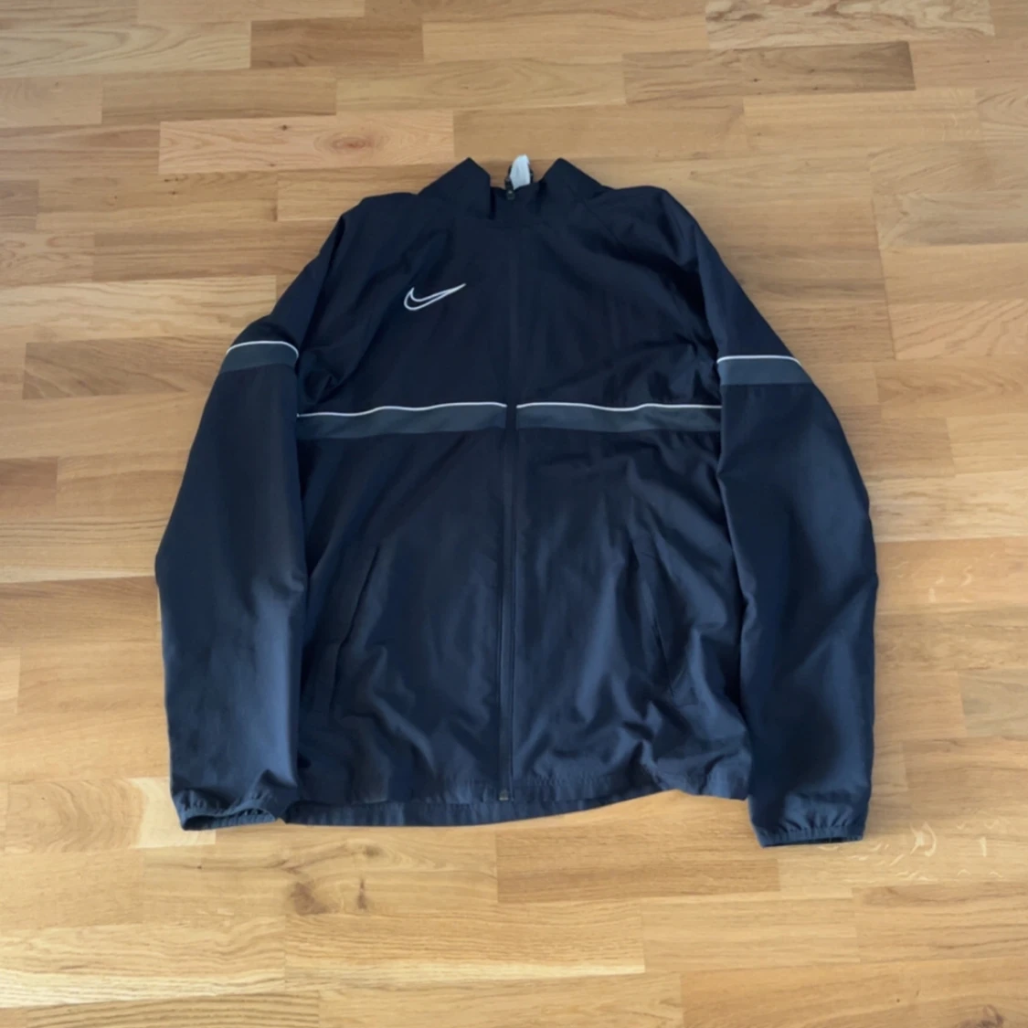 Svart vindjacka från Nike
