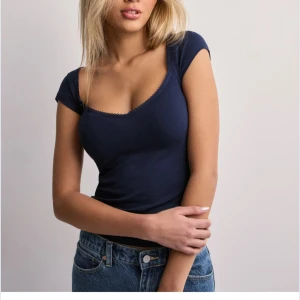 Mörkblå topp från Nelly - Supersöt marinblå topp från Nelly ❤️ inte mycket använd, Strl M 🫶🏻