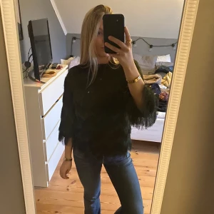 Mörkgrön tröja med fransar  - Jättefin mörkgrön tröja med fransar. Vet inte vad märket är då jag köpt den här på Plick 💕