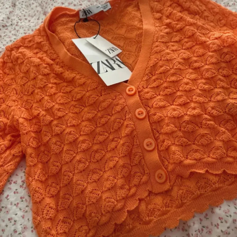 Helt ny topp från Zara. Passar perfekt nu till vår och sommar. Så fräsch! Strl S. Puserot.