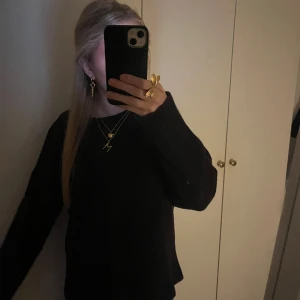 Marinblå stickad tröja från & Other Stories - Jättefin stickad tröja från & Other Stories!💓 använd ett fåtal gånger, väldigt bra skick🙌🏼