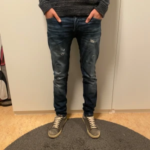 Ripped jack and jones jeans - J&J jeans modell slimfit glenn i storlek 30/34. Märkblåa med en schysst tvätt och slitningar. Modellen är 185cm. Hör av er vid frågor!