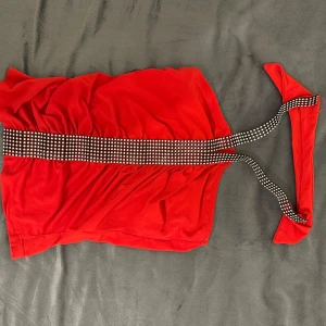 Röd y2k top med strassdetaljer - Cute y2k top